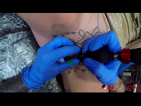 ❤️ Äärimmäisen tatuoitu hottie Sully Savage sai tatuoinnin klitorikseen ❤ Lutkat at us